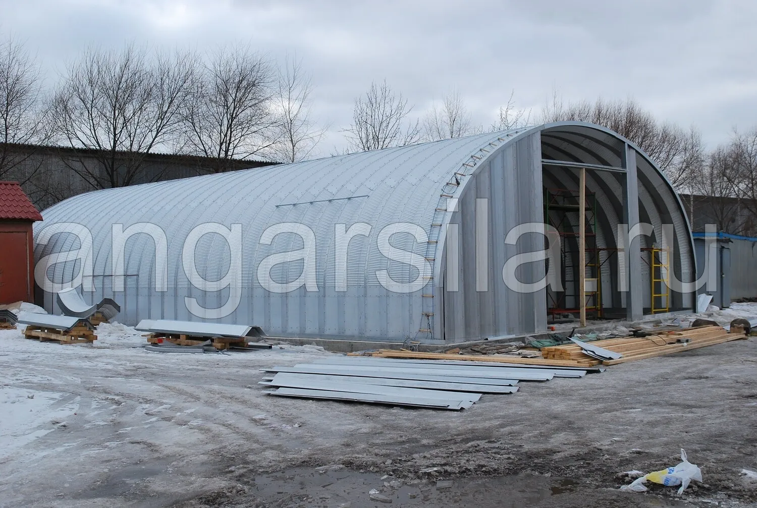 картинка-ссылка на статью: Какой ангар подходит для хранения техники в Покачи?
